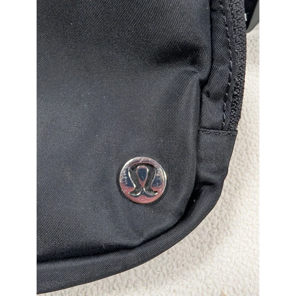 Lululemon Everywhere Women's Belt Bag 1L  Black Silver Logo Fanny Pack Shoulder
